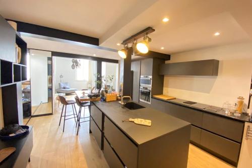 une cuisine avec un comptoir et une salle à manger dans l'établissement 06BX Superb loft - 100m2 - 6 people, à Nice