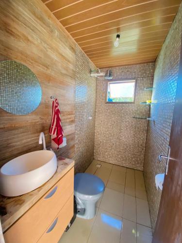 a bathroom with a tub and a toilet and a sink at Chácara de lazer Mandirituba in Rio da Várzea
