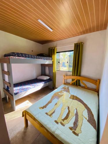 a room with two bunk beds and a bed in a room at Chácara de lazer Mandirituba in Rio da Várzea