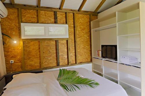 Krevet ili kreveti u jedinici u okviru objekta Bungalow à petit Macabou piscine & plage à proximité