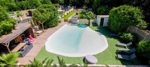 - une vue sur la grande piscine située dans la cour dans l'établissement La maison des roses 2 Avignon, à Villeneuve-lès-Avignon