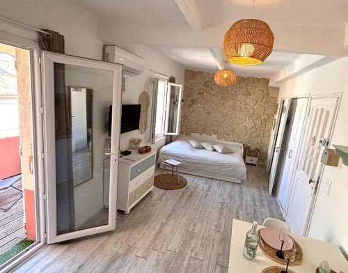 une chambre avec un lit et une télévision dans une pièce dans l'établissement Studio terrasse Sanary centre ville rue piétonne, à Sanary-sur-Mer