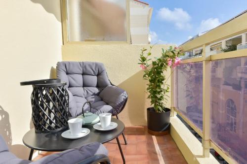 un petit balcon avec une chaise et une table dans l'établissement Apartment with Terrace walk to Beaches & Shopping, à Cannes