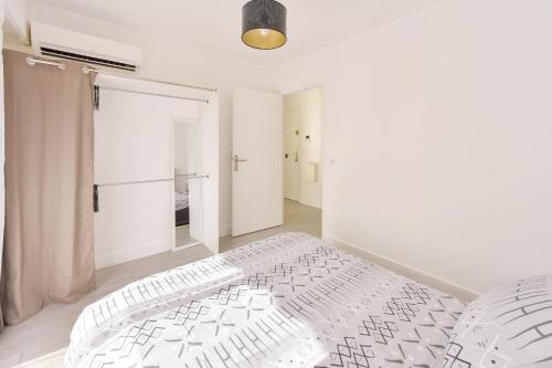 Apartment with Terrace walk to Beaches & Shopping
