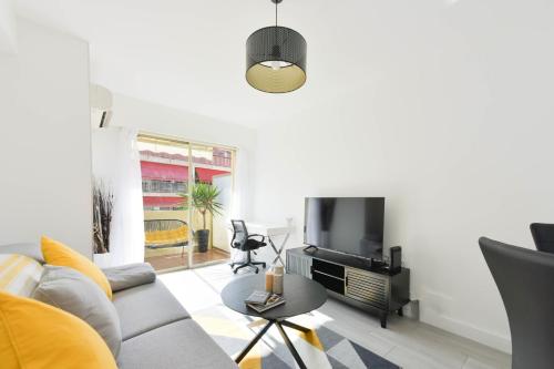 Apartment with Terrace walk to Beaches & Shopping