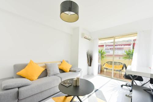 Apartment with Terrace walk to Beaches & Shopping