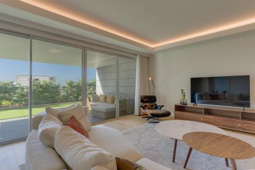 Luxurious Ocean and Sunset Views Family Haven with 3 En-Suite Bedrooms and Pool