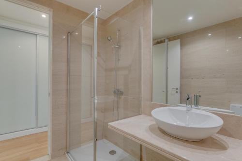 Luxurious Ocean and Sunset Views Family Haven with 3 En-Suite Bedrooms and Pool