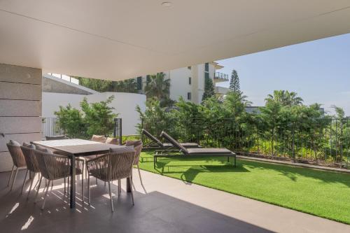 Luxurious Ocean and Sunset Views Family Haven with 3 En-Suite Bedrooms and Pool