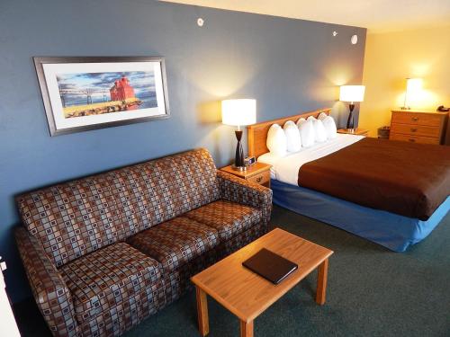 Katil atau katil-katil dalam bilik di AmericInn by Wyndham Sturgeon Bay