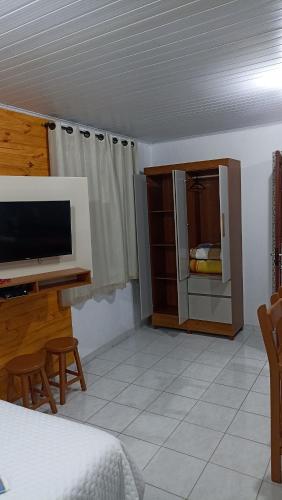 Μια τηλεόραση ή/και κέντρο ψυχαγωγίας στο Casa Nas Montanhas Capixabas