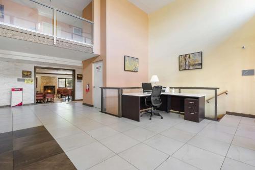 an office with a desk and a computer in it at Best Western Oakbrook Inn in Oakbrook Terrace