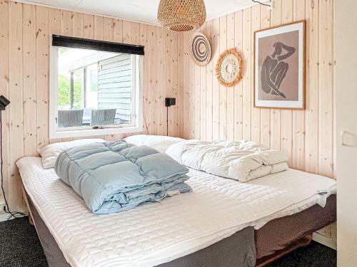 una cama grande en una habitación con ventana en 6 person holiday home in Hejls-By Traum, en Hejls