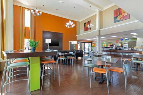 a restaurant with tables and chairs in a cafeteria at Best Western Inn & Suites New Braunfels in New Braunfels