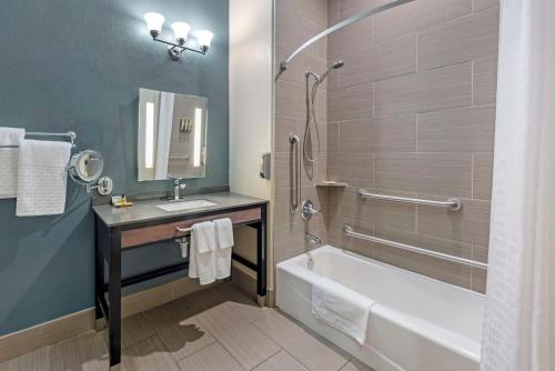 Koupelna v ubytování Best Western Plus Pflugerville Inn & Suites