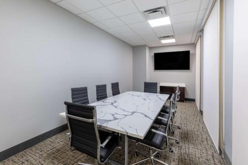 TV o dispositivi per l'intrattenimento presso La Quinta Inn & Suites by Wyndham Dallas - Frisco Stadium