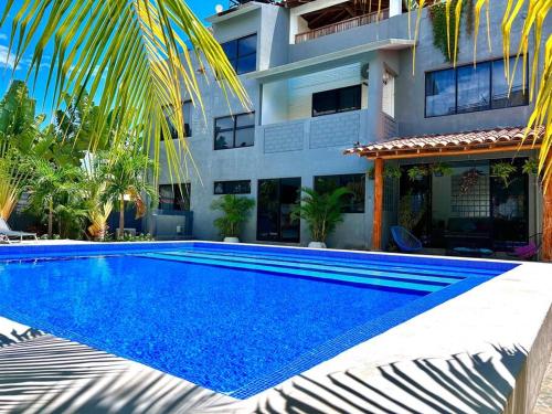 a swimming pool in front of a building at Casa Tsuki Moderna y Elegante en Punta Zicatela in Brisas de Zicatela