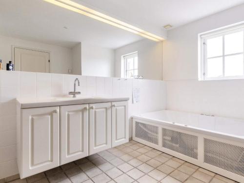 Ένα μπάνιο στο 6 person holiday home in Blokhus-By Traum