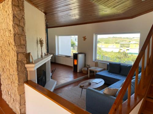 Χώρος καθιστικού στο Sunny Villa Minutes from the Beach