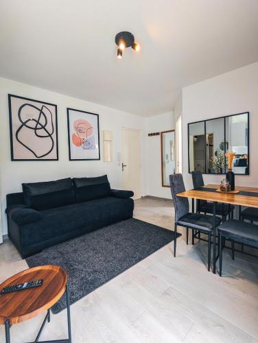 un salon avec un canapé et une table dans l'établissement Charment appartement 2 pièces, à Montreuil