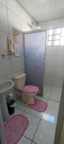 a bathroom with a shower and a toilet and a sink at Puxadinho do Sossego in Presidente Epitácio