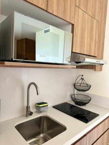 クルス・デ・ウアナカストレにあるzantamar ixchelのシンクと電子レンジ付きのキッチンカウンター