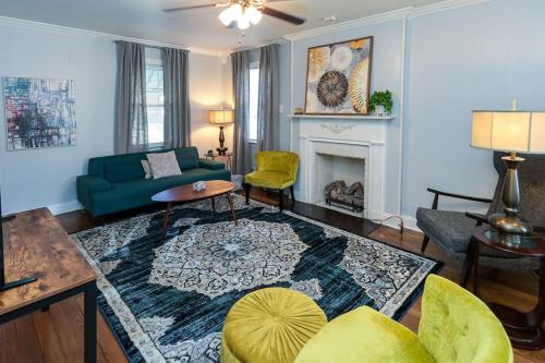 ein Wohnzimmer mit Couch und Kamin in der Unterkunft Peaceful home in downtown Huntsville with nice back patio! in Huntsville