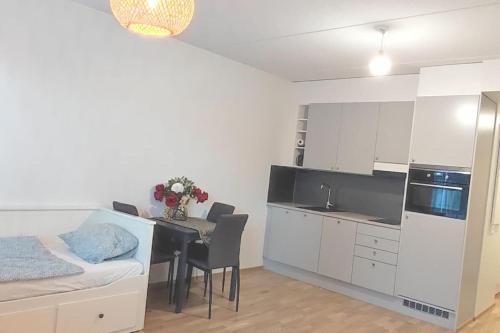 Kuchyň nebo kuchyňský kout v ubytování Aurora Home Vantaa Kivistö - Ruby studio 6min to Helsinki Vantaa Airport 20 min to Helsinki center