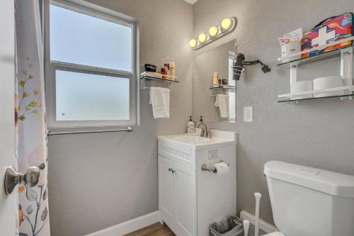 une salle de bain avec un lavabo et des toilettes et une fenêtre dans l'établissement 10 min to Garden of the Gods-5 min to downtown, à Colorado Springs