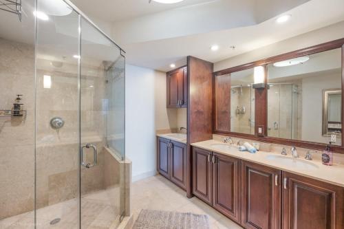 A bathroom at Modern 2 BDR at King David with Ocean View