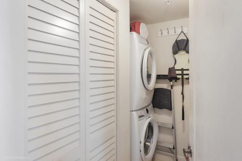 Gambar di galeri bagi Modern 2 BDR at King David with Ocean View di Sunny Isles Beach