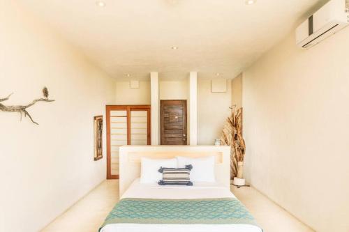 ein Schlafzimmer mit einem großen weißen Bett in einem Zimmer in der Unterkunft Crystal Nest SunSet View in Holbox