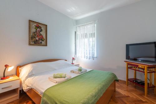 Ένα ή περισσότερα κρεβάτια σε δωμάτιο στο Apartments with parking space Jurandvor, Krk - 23362