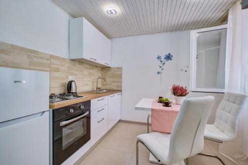 Apartments with a parking space Losinj, Losinj - 23373