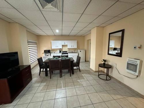 a kitchen and dining room with a table and chairs at Hermoso departamento en zona centro in Chihuahua