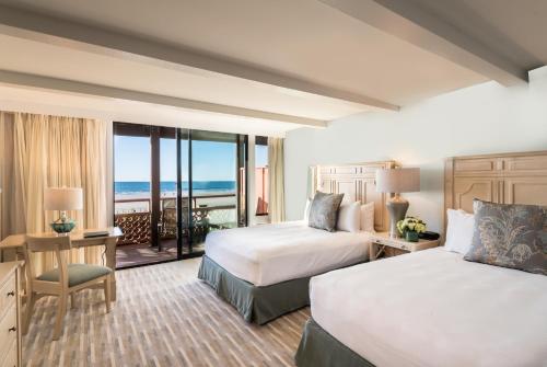 Postel nebo postele na pokoji v ubytování La Jolla Shores Hotel