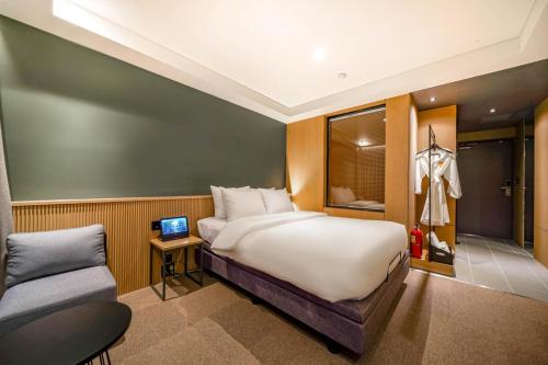 Postel nebo postele na pokoji v ubytování Haeundae The Van Hotel