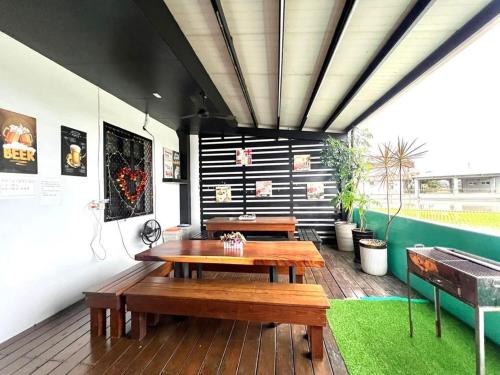 eine Terrasse mit einem Tisch und Bänken auf einem Deck in der Unterkunft 哦耶Oh Yeah 包棟民宿 in Luodong