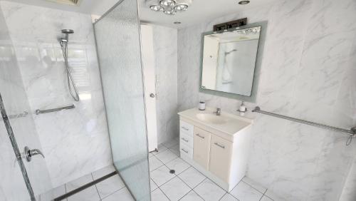 Ένα μπάνιο στο Spinnaker Waters - Entire 2 Bedroom Apartment at Sandstone Point