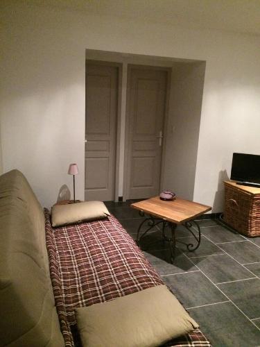 ラ・サル・レ・ザルプにあるLa Cucumelleのベッド、テーブル、ドアが備わる客室です。