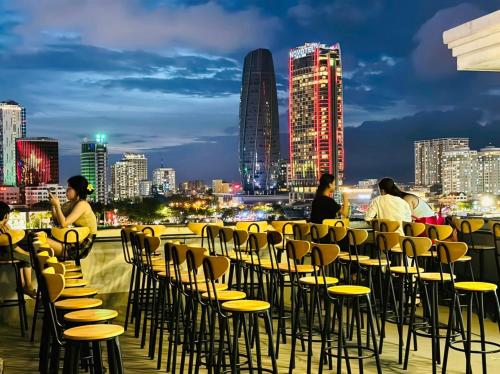Pemandangan umum bagi Da Nang atau pemandangan bandar yang diambil dari hotel
