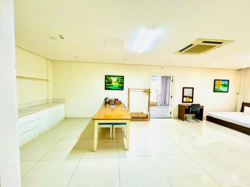 Televisyen dan/atau pusat hiburan di Palmier Hotel - Art House Da Nang