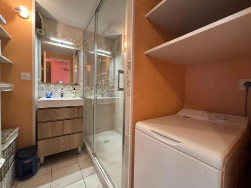 La salle de bains est pourvue d'une douche, d'un lave-linge et d'un sèche-linge. dans l'établissement Appartement T3 - à 50m de la plage, 2 chambres, garage - FR-1-197-225, à Les Sables-dʼOlonne