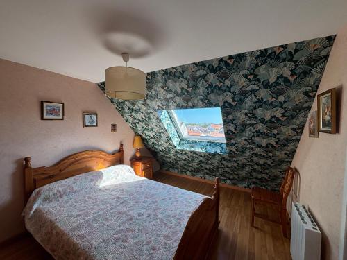 une petite chambre avec un lit et une fenêtre dans l'établissement Appartement T3 - à 50m de la plage, 2 chambres, garage - FR-1-197-225, à Les Sables-dʼOlonne