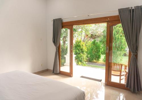 Postel nebo postele na pokoji v ubytování Srinadi Guest House Lovina