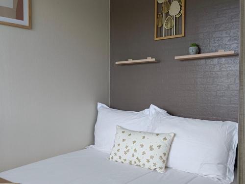 Posteľ alebo postele v izbe v ubytovaní Charmant appartement avec balcon, WIFI, parking privatif, à proximité de la plage et du centre-ville. - FR-1-712-20