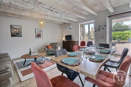 une salle à manger avec une table et des chaises dans l'établissement Villa kercy, à Plestan