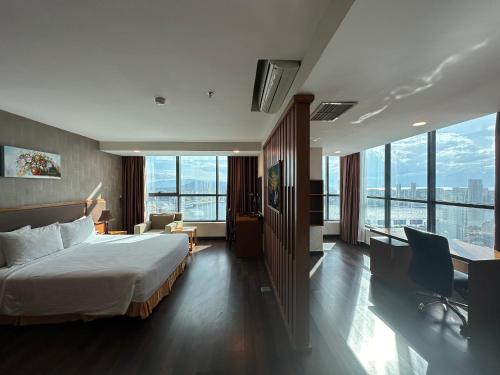 Postel nebo postele na pokoji v ubytování Muong Thanh Grand Da Nang Hotel