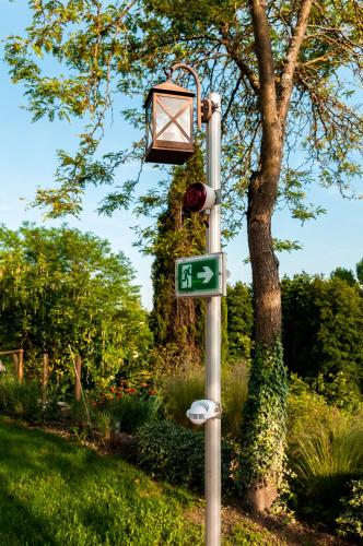 a street sign with a street light on a pole at Logis Hôtels Troglododo in Azay-le-Rideau