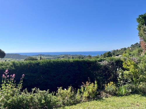 Photo de la galerie de l'établissement Maison spacieuse avec piscine, Wi-Fi et climatisation à La Croix-Valmer - FR-1-226B-204, à La Croix-Valmer